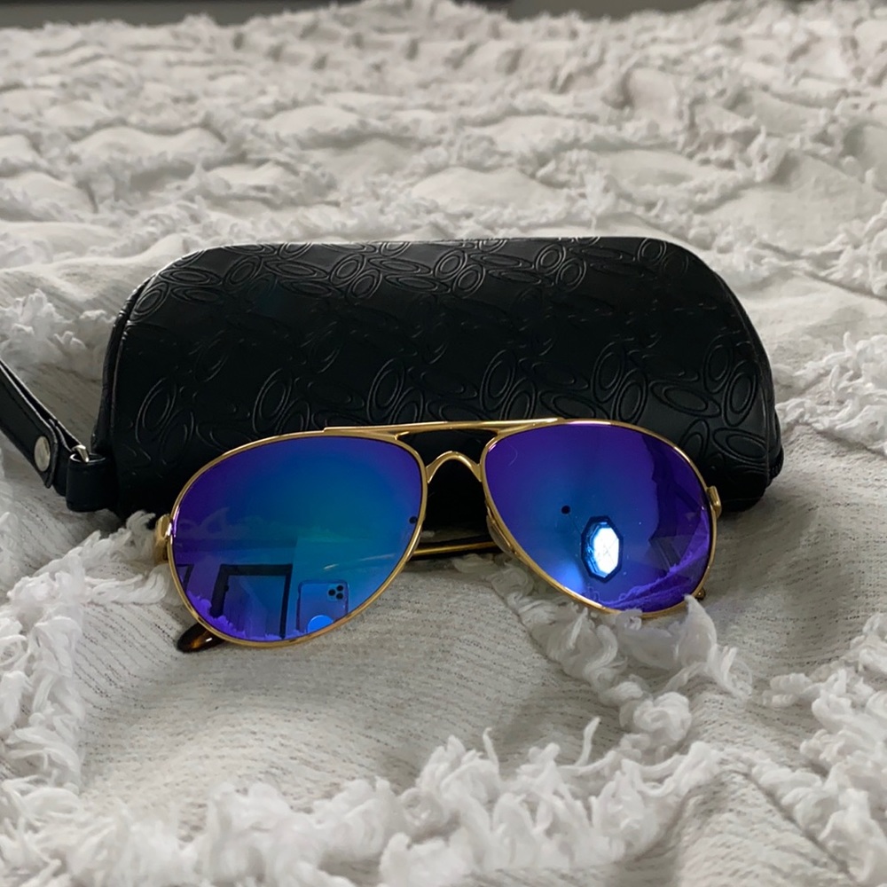 Women’s Oakley sunglasses w/case